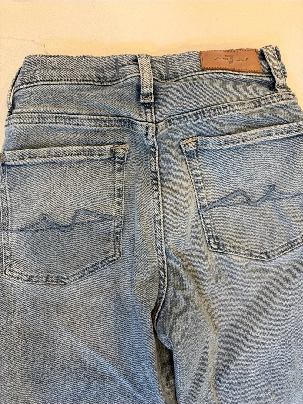 7 For All Mankind Cropped Alexa in Must